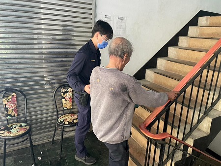 老翁迷途在外，警速辨識載返家