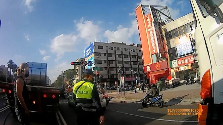 聯結車故障快車道 巡邏警疏導護交安