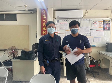 自助加油大撒錢，警速通知粗心男