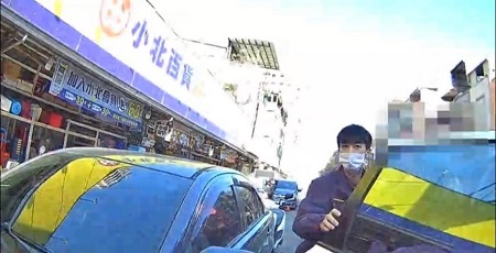 車門剛打開沒幾秒 警一句：「東西在哪拿出來」 男秒認栽持毒！1