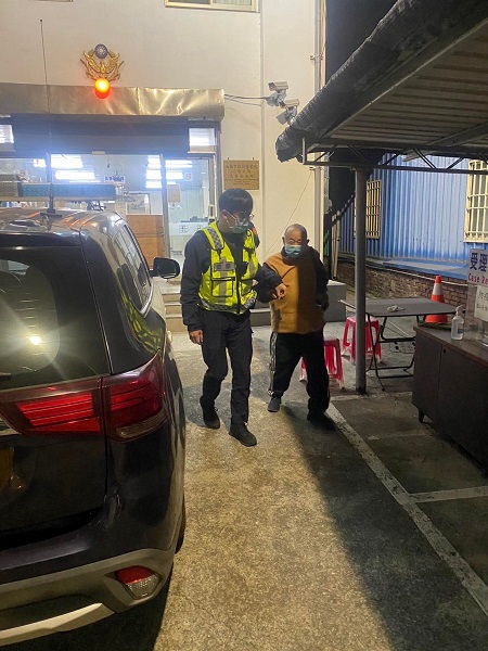 酒後不知回家路，警助八旬勇翁返家1