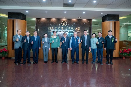 陳其邁陪同陳建仁院長下鄉參訪螺絲業者 中央地方攜手解決中小產業問題 邁向高值化發展1