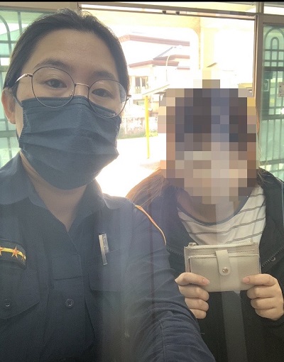 員警利用臉書搜尋錢包失主，後來聯繫到母親而發還