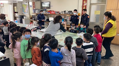 喜迎幼稚園參訪，警備道具兼宣導1