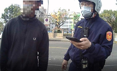 四度酒駕犯因尿急交通違規，遭警方逮捕並扣車1