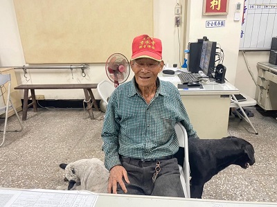 失智翁伴狗迷途，警速辨識載返家