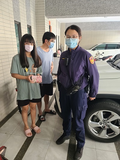 女學生粗心遺落錢包，警協助送返家