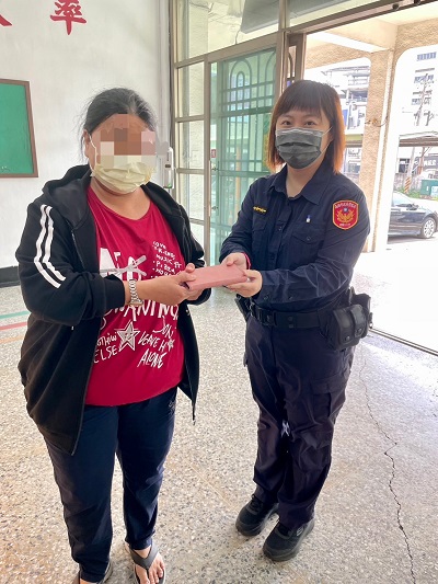 婦人手機遺失熱心警撥打女兒電話通知領取