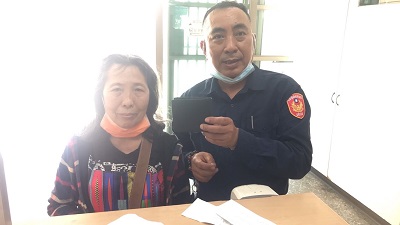 婦人遺失皮夾，警依車籍資料找到失主