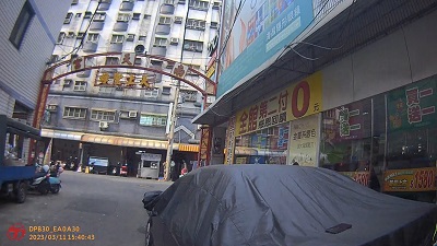 幼童遭電子鎖拒於門外，暖心警助返家女子騎車遺落手機，警利用定位迅速找回