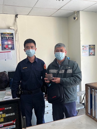 提款粗心掉皮夾，警查電話速通知
