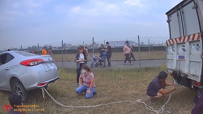 旅客自駕險錯過班機，機智警即刻救援1