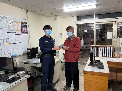 民眾粗心掉手機，警回撥友竟遭罵
