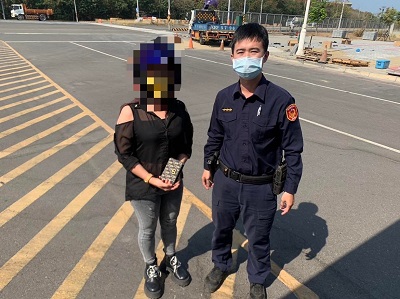 民眾粗心掉皮夾，警親送回工作地1