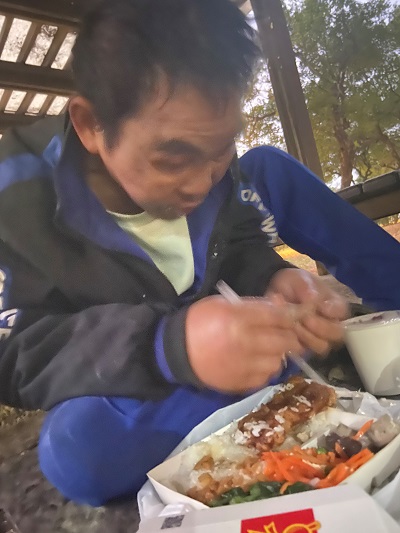 男子因饑餓倒臥公園 警送便當暖助1