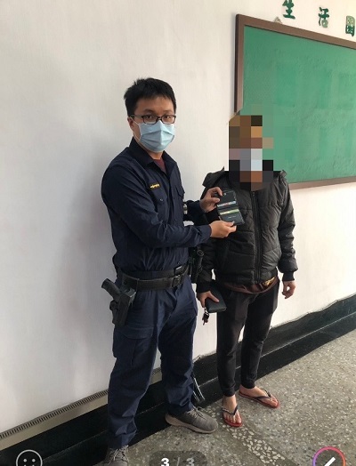 皮夾掉於馬路上，警利用皮夾內的資料找回失主