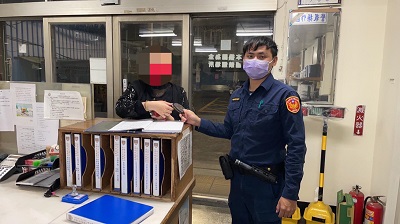 精品皮包掉路中，幸有電話速通知1