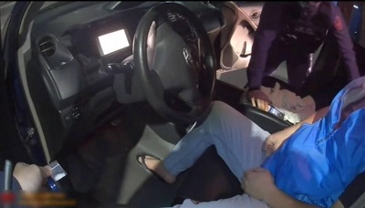 精神恍惚凌晨停路中 找證件竟掏出玻璃球立刻遭逮1