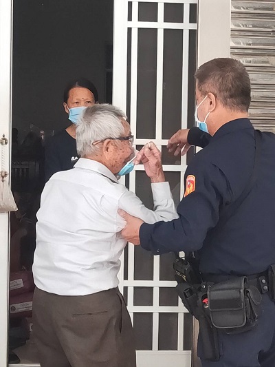 老人體力不支路倒 小港警協助返家2