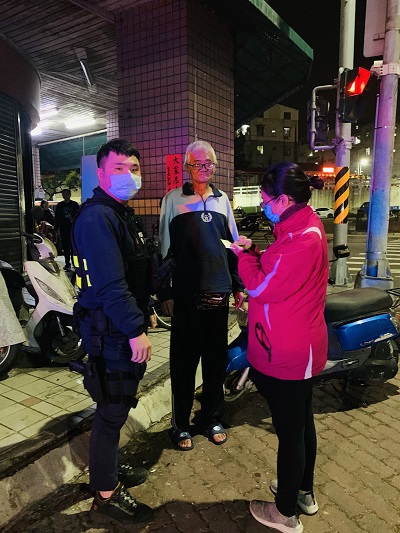 老翁深夜等好友徘徊街頭，警方一暖舉助家屬護送返家2