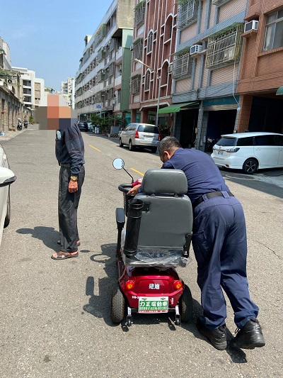 老翁電動車沒電靜止路中，警協助推車返家