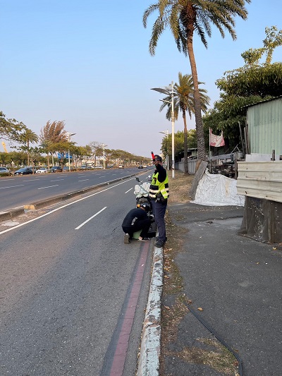 行車前未檢查車輛 暖心員警義不容辭