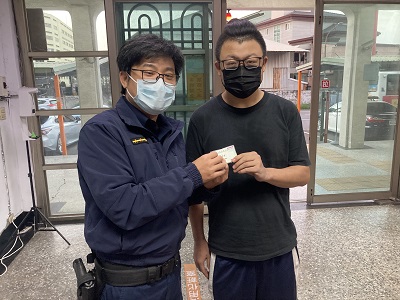 警聯繫銀行通知客戶領回證件，恰巧失主直接至警局洽詢1