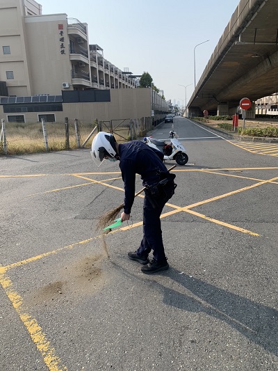 路面留油漬 小港警警戒清理排除1