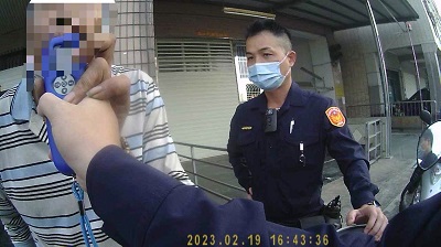 醉男負氣酒後散心 落淚與妻警局重逢大和解