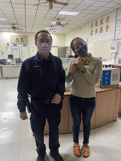 陽光輕熟女不知存摺遺失 暖警及時通知發還