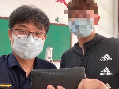 加油站工讀生遺失皮夾，警查詢車籍系統聯繫認領