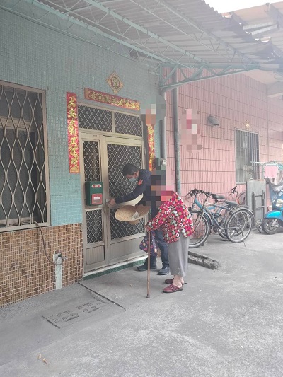 失智婦闖管制區，警陪尋親終返家