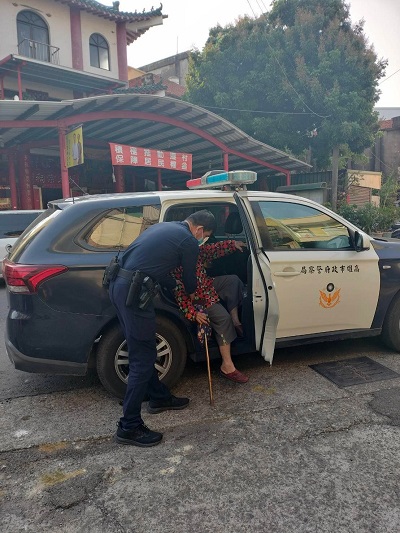 失智老婦鬧脾氣，警速辨識送返家