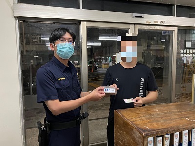 差點不能去上班，警速發還工作證