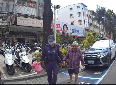 愛心手鍊立大功 警助迷途婦與家人團圓1