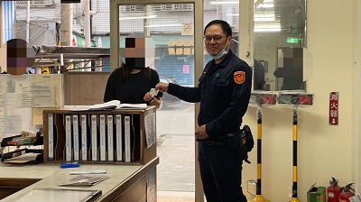 民眾拾獲健保卡，警查電話速通知