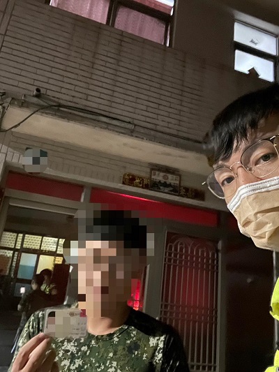 民眾粗心掉證件，警查地址親送回