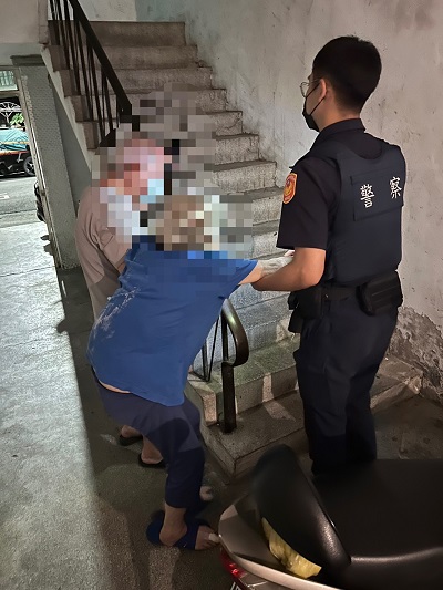 獨居老人跌坐樓梯無力起 高松暖警扶助返家1
