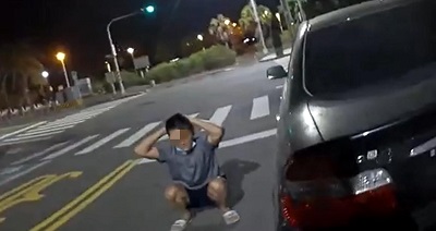 男佯裝配合突倒車逃 警尾隨掏槍喝令下車竟是4案通緝犯