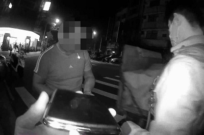 盤查過程接連被查獲毒品，男子百口莫辯無奈遭警送辦！1