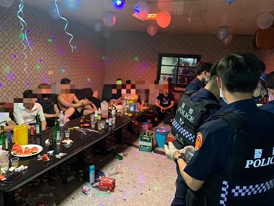 警深夜臨檢小吃部 查獲毒品及多位失聯移工 整窩帶回24人查證送辦1