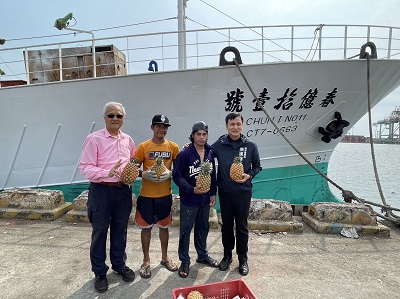 關懷遠洋漁船外籍船員 海洋局分享高雄當季特產鳳梨1