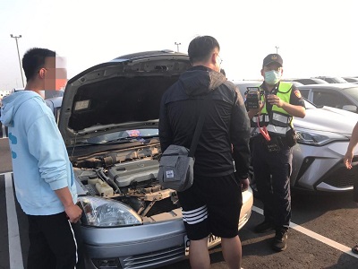 出遊遇拋錨 高港警化身「發電機」即刻救援