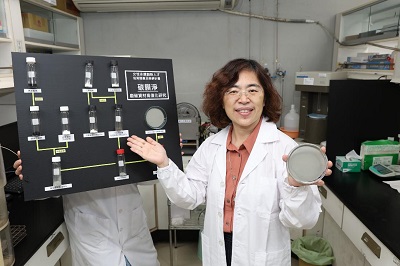 土環系特聘教授袁菁_運用廢輪胎、光電下腳料、大豆渣_開發綠色光觸媒「碳膜淨」1