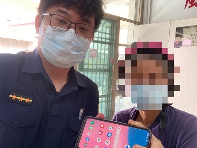 婦人騎車送便當掉落手機，警循手機資料通知認領