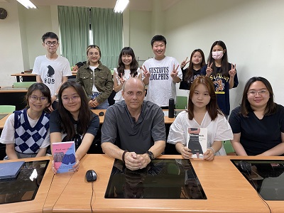 德國電視台赴文藻採訪 德國籍男教師穿裙裝談性平1