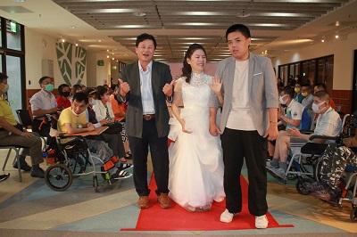 母親節婚紗走秀 家園青年走紅毯秀自信1
