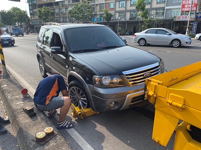 民眾車拋錨路中，熱心警主動協助交管並通知協助拖吊