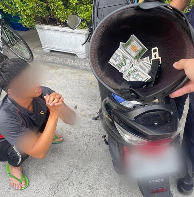 男子光天化日坐在機車上忘我吸食毒咖啡包 遭警查獲天下第一奇毒「含笑半步顛」送辦2