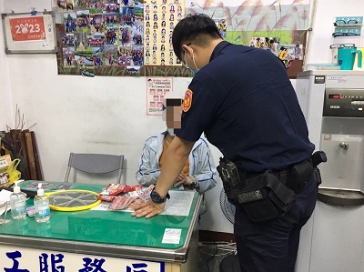 男子體力不支路倒 警關懷助返家